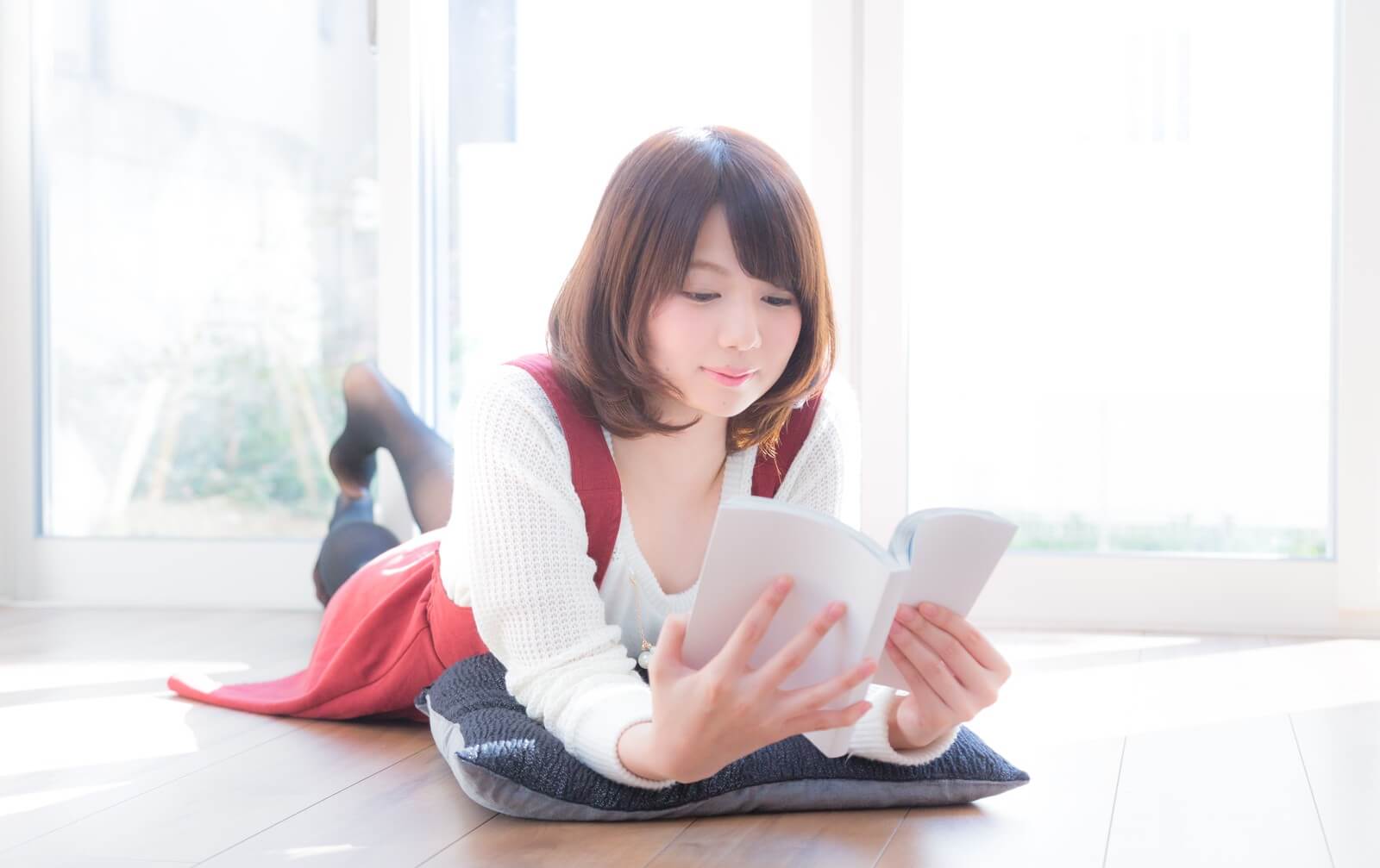 142857のスゴイ性質3選を知ってご満足げな女性