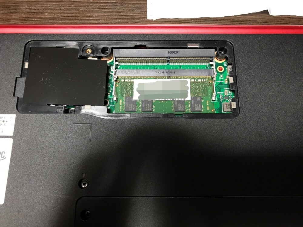 パソコンの裏側を開けると、メモリを差し込むスロットがあります。